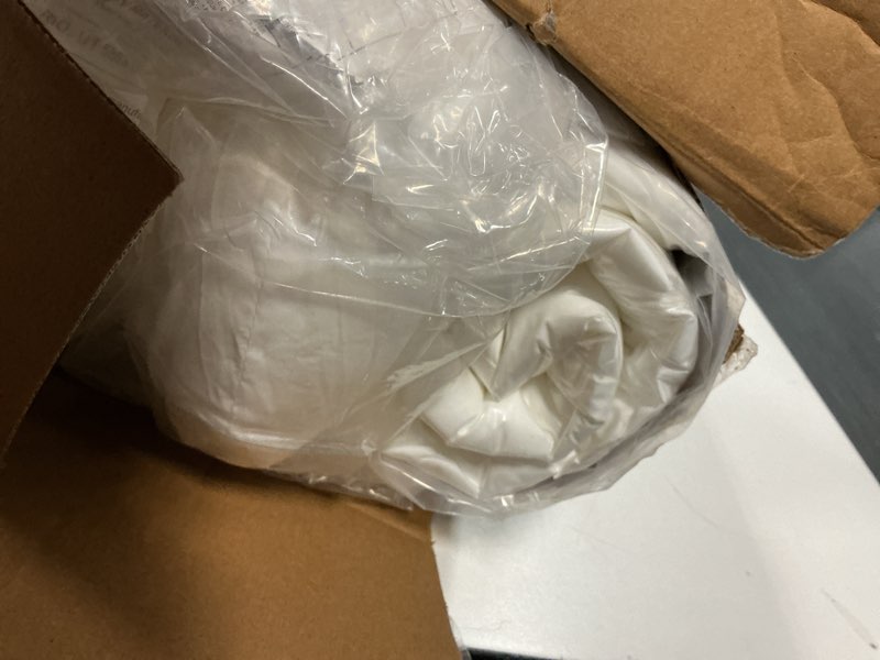 Condition photo showing New/Like New for Utopia Bedding Throw Pillows (Set of 4, White) – 18 x 18 Inches Down Alternative Pillows for Bed, Sofa, and Couch - Fluffy Decorative Stuffer Pillow for Indoors & Outdoors 18x18 Inch 4