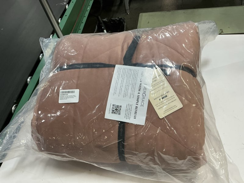 Condition photo showing New/Like New for EverGrace 3 Pieces Luxurious Velvet King Quilts, Ultra Soft Lightweight Velvet Comforter Set, Matelasse Oversized Bedspread Coverlet for All Season with 2 Shams, Terracotta Clay, 108"x96" Terracotta Clay King (108"x96")