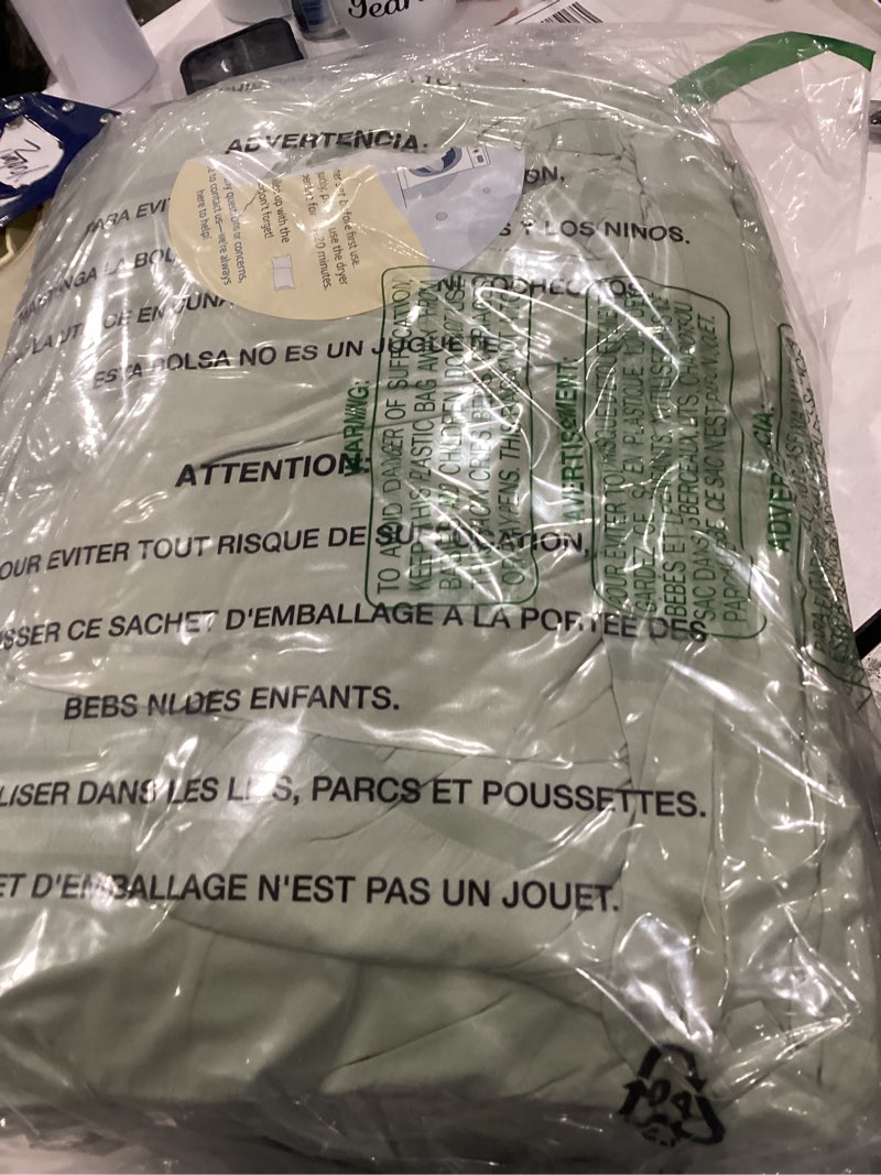 Condition photo showing Good Condition for casaagusto twin xl comforter set, 5 pieces sage green seersucker bed in a bag twin soft all seasons, bedding sets with comforter, flat sheet, fitted sheet, 1 pillow sham, 1 pillowcase