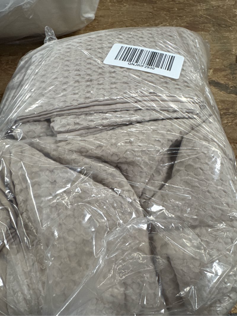 Condition photo showing Good Condition for organic luxe honeycomb duvet cover, full/queen, sand