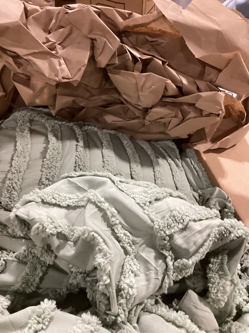 Condition photo showing Good Condition for Bedsure Boho Tufted King Comforter Set - Sage Green Boho Bedding Comforter Sets, 3 Pieces Farmhouse Shabby Chic Embroidery Bed Set, Soft Fluffy Cozy Arch Pattern Comforter for All Seasons King 04 - Sage Green - Arch Jacquard