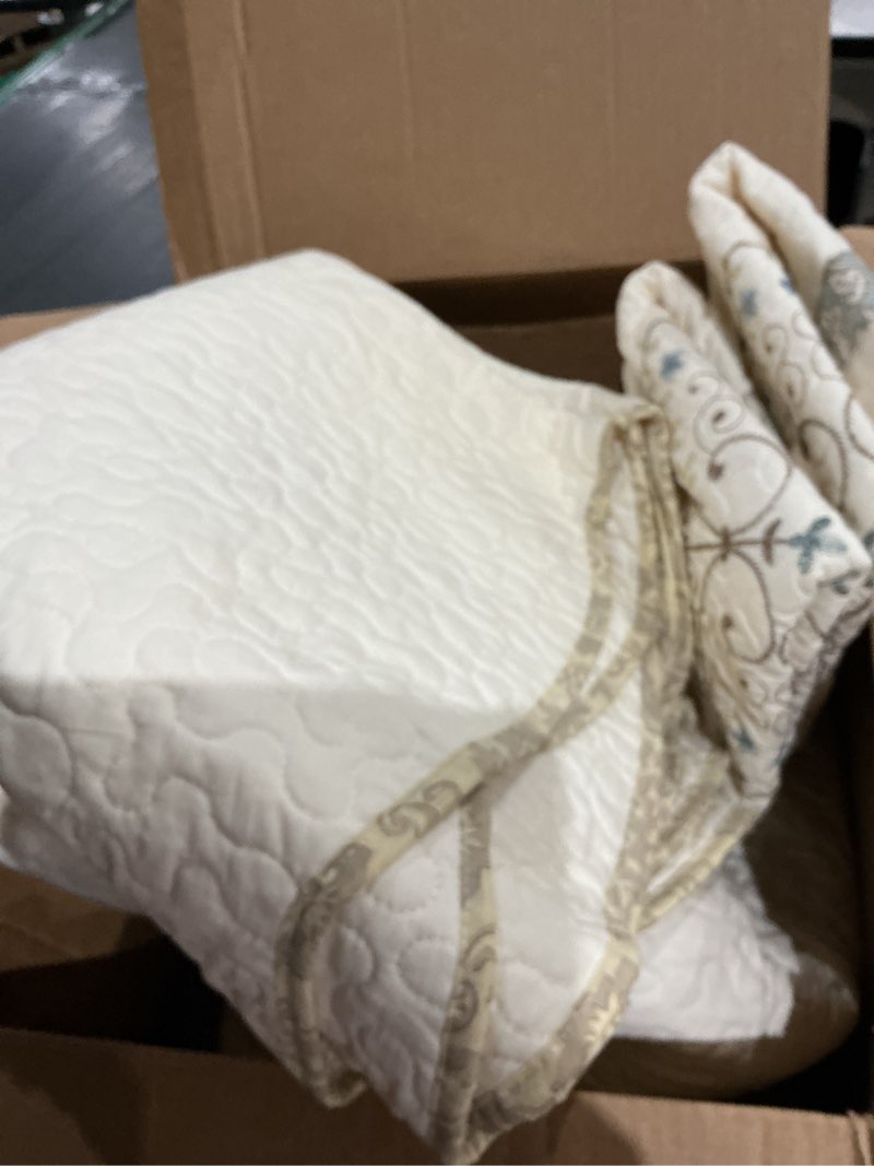 Condition photo showing Good Condition for vctops elegant embroidered quilt set farmhouse patchwork oversized queen size reversible bedspread coverlet 3 piece cotton quilted bedding set for all season, 1 quilt + 2 pillow sham (94x102 in) 94"x102"