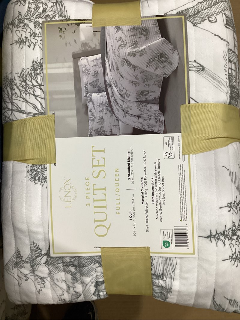 Condition photo showing New/Like New for full/queen lenox 3-piece polyester holiday patterened quilt set