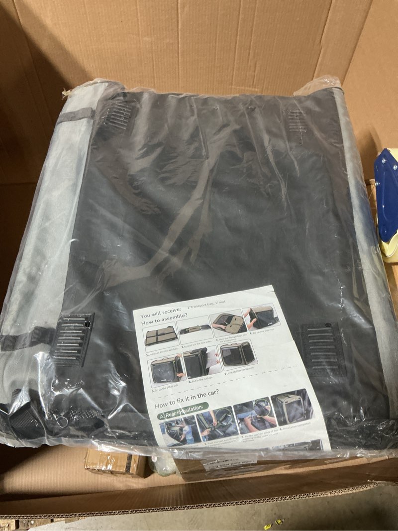 Condition photo showing New/Like New for pecute light pet carrier
