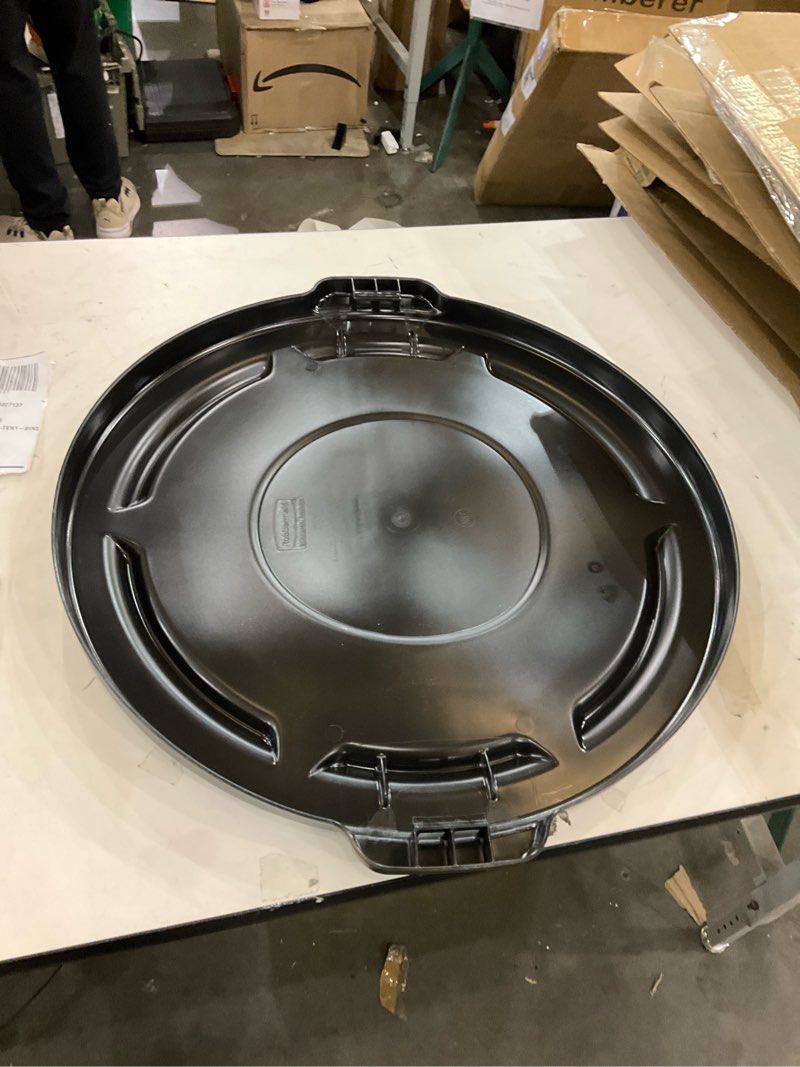 Condition photo showing Good Condition for Rubbermaid Commercial Products Brute Trash Can Dome Lid Blue 32-Gallon Black Compatible with The Rubbermaid Heavy Duty 32 Gallon Garbage Bins Black 32 Gallon Lid