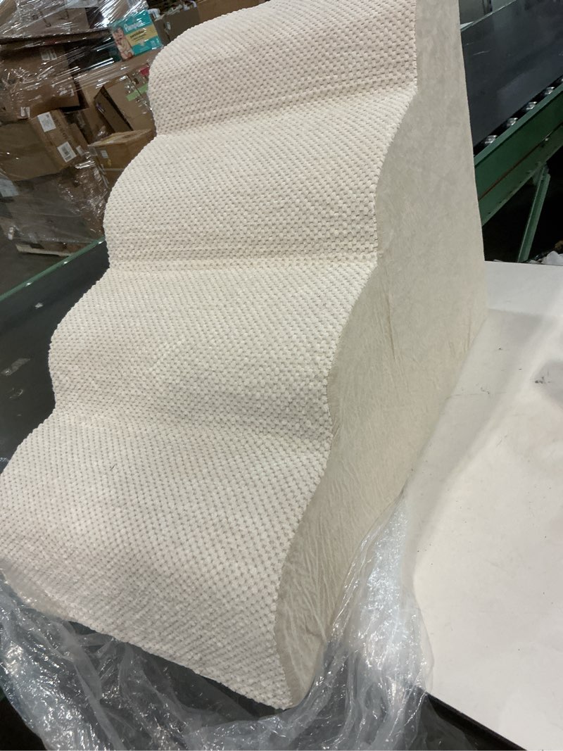 Condition photo showing Good Condition for Niubya High Density Foam Extra Wide Non-Slip Dog Stairs, White, 4 steps