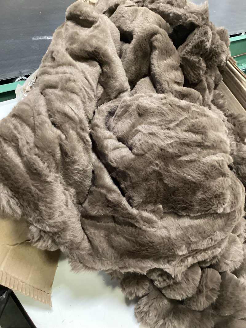 Condition photo showing Good Condition for david's home double-sided faux rabbit fur throw blanket, reversible luxury soft thick shaggy warm fuzzy bubble for couch, bed, cozy plush fluffy decor for fall winter,rain drum,50 "* 60" rain drum throw(50"x60")