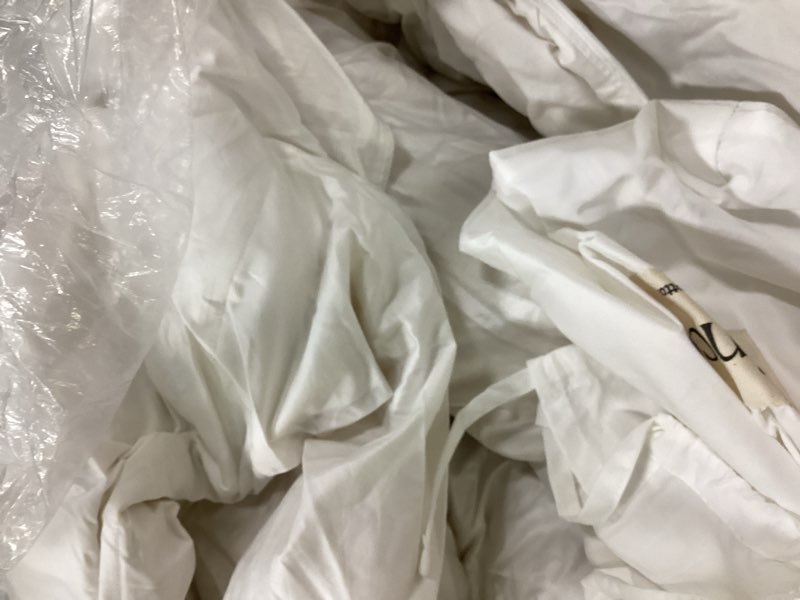 Condition photo showing Good Condition for lightweight premium down duvet insert, king/cal king, down