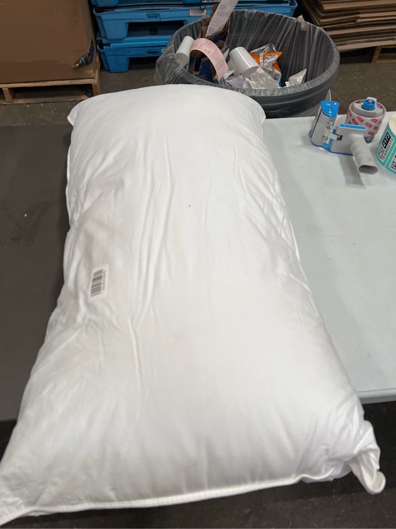 Condition photo showing New/Like New for white pillow quince