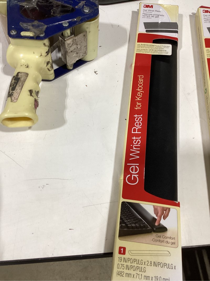 Condition photo showing New/Like New for 3m keyboard wrist rest, gel, black leatherette, wired, kp200le