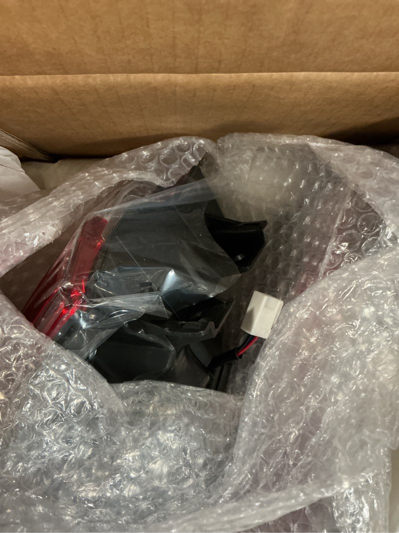 Condition photo showing Good Condition for 2pcs-outer tail lights assembly for 2018 2019 2020 toyota camry le l se rear stop/brake lamps turn signal reverse lights driver left passenger right side replacement for 8155006340 815600634(lh&rh) 2pcs outer taillights