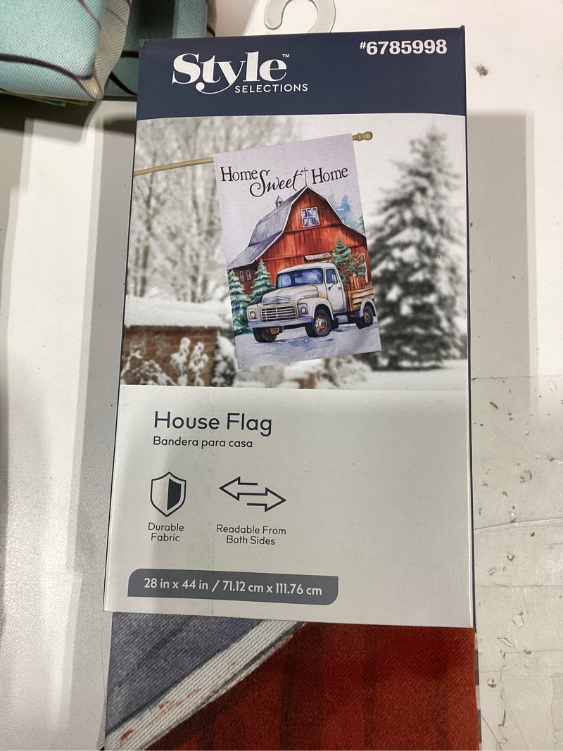 Condition photo showing Good Condition for house flag 28 in 44 in / 71.12 cm x 111.76 cm