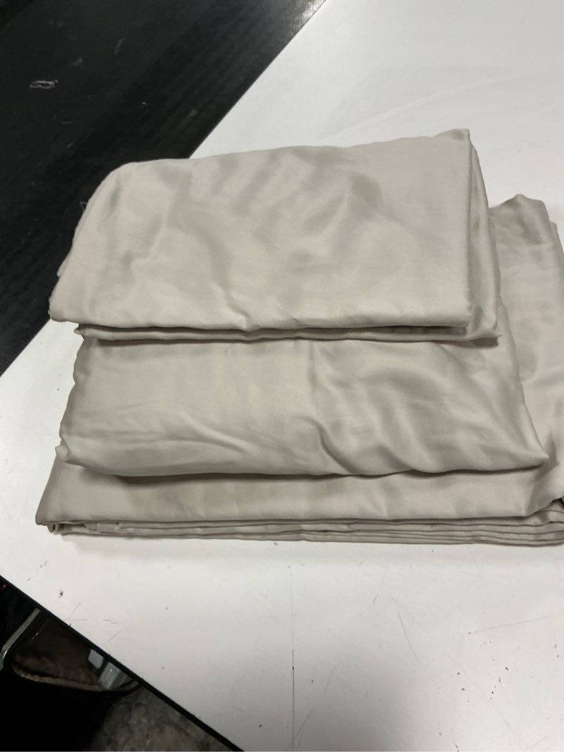 Condition photo showing Good Condition for signature giza cotton sateen sheet set, cal king, sand