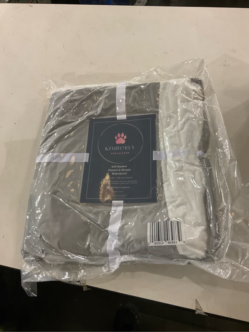 Soft blanket Flannel & Sherpa Waterproof 40" X 60" / 100 cm X 150 cm Caro instructions: Wash before use. Machine wash