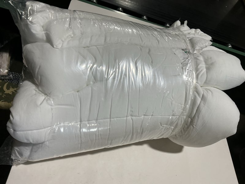 Condition photo showing As Is for Bedsure Twin/Twin XL Comforter Set, White Soft Prewashed Bedding for All Seasons, 2 Pieces GentleSoft™ Warm Down Alternative Bed Set, 1 Lightweight Comforter (68"x88") and 1 Pillowcase (20"x26") Twin/Twin XL(68"x88") 02 - White