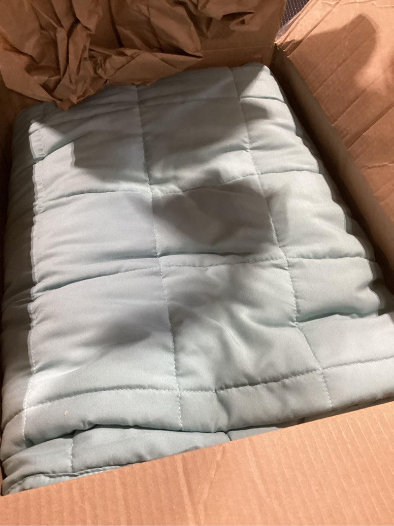 Condition photo showing Good Condition for Similar item L'AGRATY Weighted Blanket - 48\"x72\" 15lbs Cooling Breathable Heavy Blanket Microfiber Material with Glass Beads for Adult All-Season Summer Fall Winter Soft Thick Comfort Green 48\" x 72\" | 15lbs