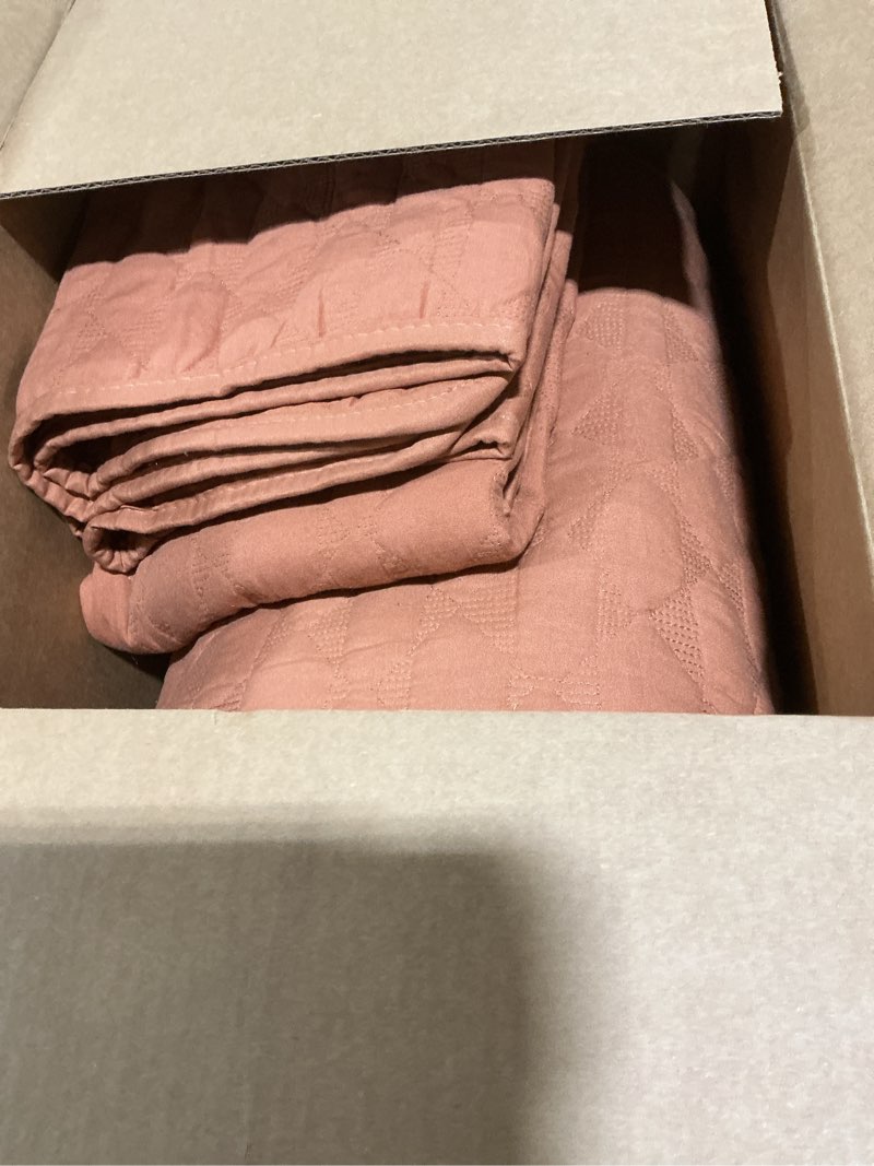Condition photo showing Good Condition for WDCOZY Burnt Orange Twin Quit Size Bedding Sets with 1 Pillow Sham, Red Lightweight Soft Bedspread Coverlet, Quilted Blanket Thin Comforter Bed Cover for All Season, 2 Pieces, 68x90 inches Burnt Orange Twin (68"x90")