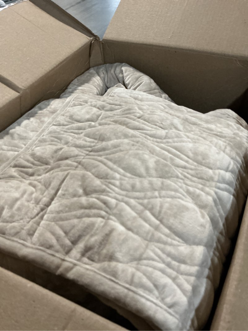 Condition photo showing Good Condition for velvet quilt bedding set 120x120 oversied king szie bedspread ultra soft luxury comforter bed cover with 2pcs pillow shams versatile style for bedroom home decoration gift,beige beige 120*120