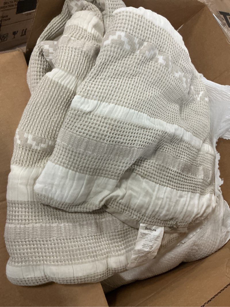 Condition photo showing As Is for (Similar) Bedsure Boho Duvet Cover Queen Size