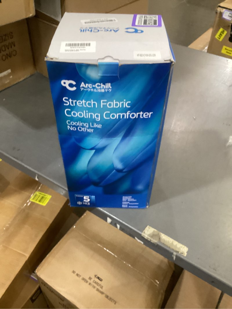 Condition photo showing Good Condition for elegear cooling comforter king absorbs body heat to keep cool, cooling blanket for hot sleepers japanese arc-chill 3.0 cool tech fabric summer comforter hypo-allergenic cooling quilt - black/gray black/gray king 90'' x 108''