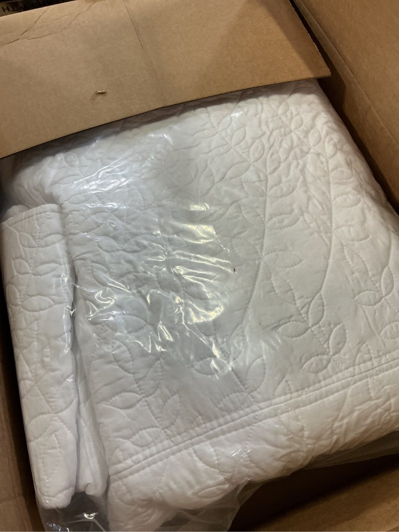 Condition photo showing Good Condition for lady ann white oversized king quilt 120x120, leaves pattern printed oversized king bedspreads for bed, lightweight & soft farmhouse coverlets all season extra large 3 pcs quilted bedding sets oversized king(120x120) white leaves