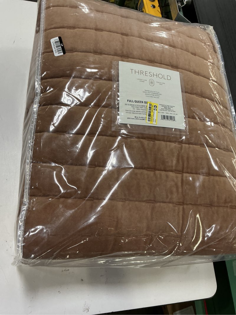 Condition photo showing New/Like New for full/queen heavyweight linen blend quilt light adobe clay - casaluna™