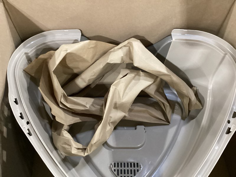 Condition photo showing Good Condition for amazon basics cat litter box with lid, no-mess, enclosed spacious design with odor control, charcoal filter, 26" x 23" x 20", charcoal