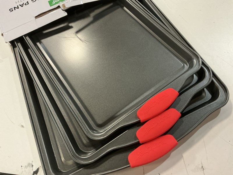 Condition photo showing Good Condition for nutrichef 3-piece nonstick kitchen oven baking pans - premium & stylish non-stick steel, commercial grade restaurant quality metal bakeware with red silicone handles - easy to clean, ncsbs3s 3-piece set