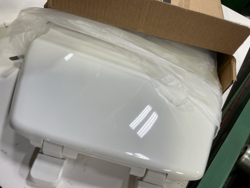 Condition photo showing Good Condition for mayfair caswell modern slow close toilet seat, easy clean hinges and durable plastic seat, made in usa, round, white round 1 seat