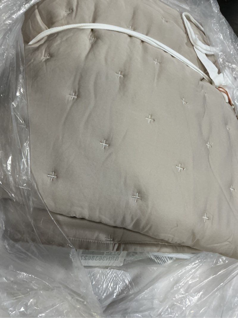 Condition photo showing New/Like New for quince bamboo dream quilt, twin, sand