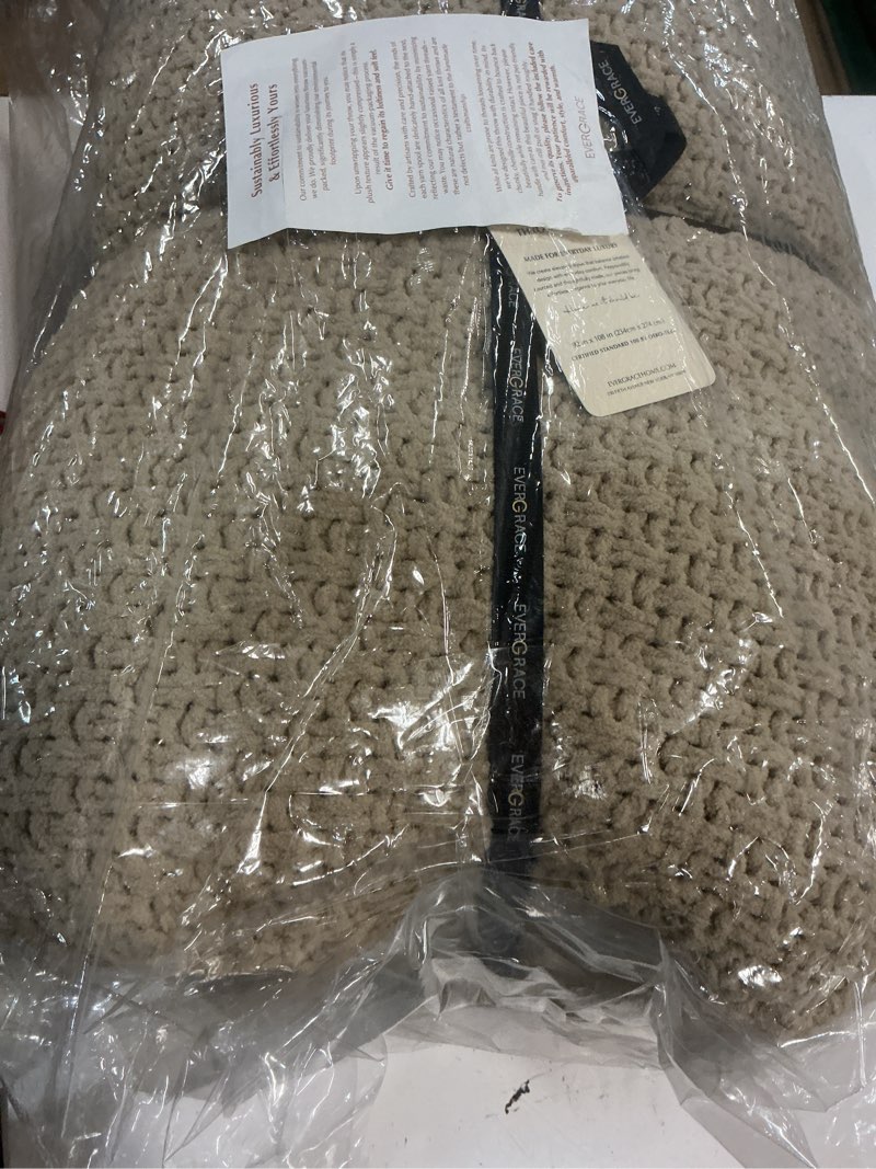 Condition photo showing New/Like New for evergracehome chunky chenille knit throw blanket for couch, soft luxurious oversized king moss stitch blanket for bed, large cozy farmhouse knitted throw for sofa, sand dune, 92" x 108" sand dune 108" x 92"