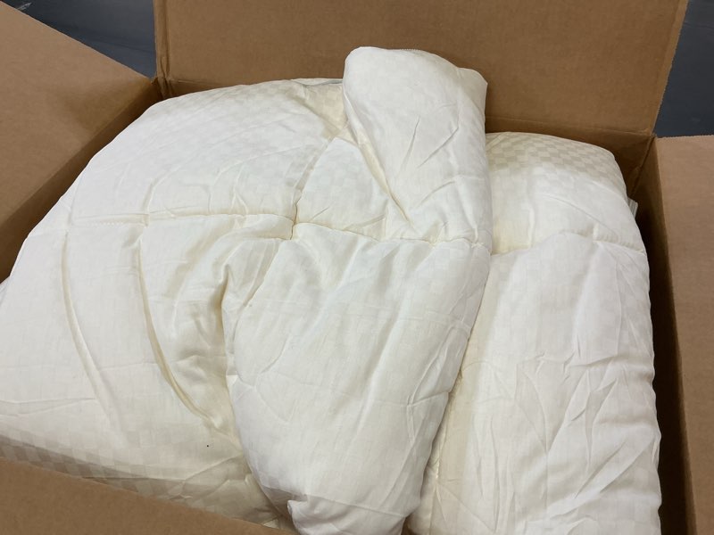 Condition photo showing Good Condition for cuddle dreams wool comforter duvet insert, 100% australian wool filling with soft noiseless cotton shell, natural warmth (heavyweight for winter, queen) white- 400gsm filling for winter queen, 88 in x 88 in