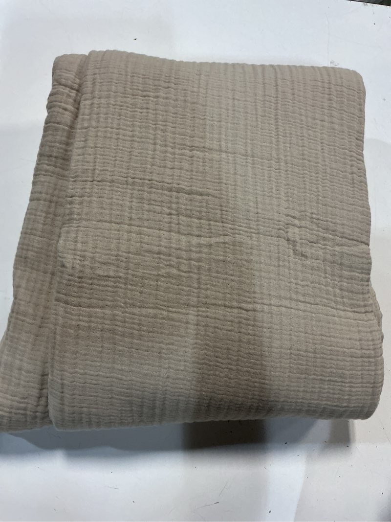 Condition photo showing Good Condition for quince organic cotton gauze blanket queen dune set 1    