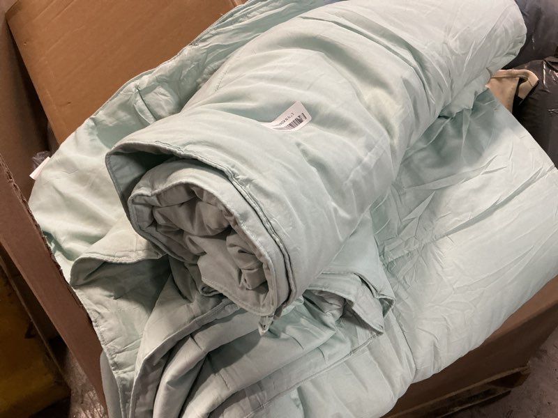 Condition photo showing As Is for Soft Oversize King Plus Comforter 120"x128", Extra Large Lightweight Quilted Down Alternative Duvet Insert,8 Corner Tabs, Fluffy Breathable Microfiber Comforter(Green, Oversized King Plus) Green Oversized King Plus(120''x128'')