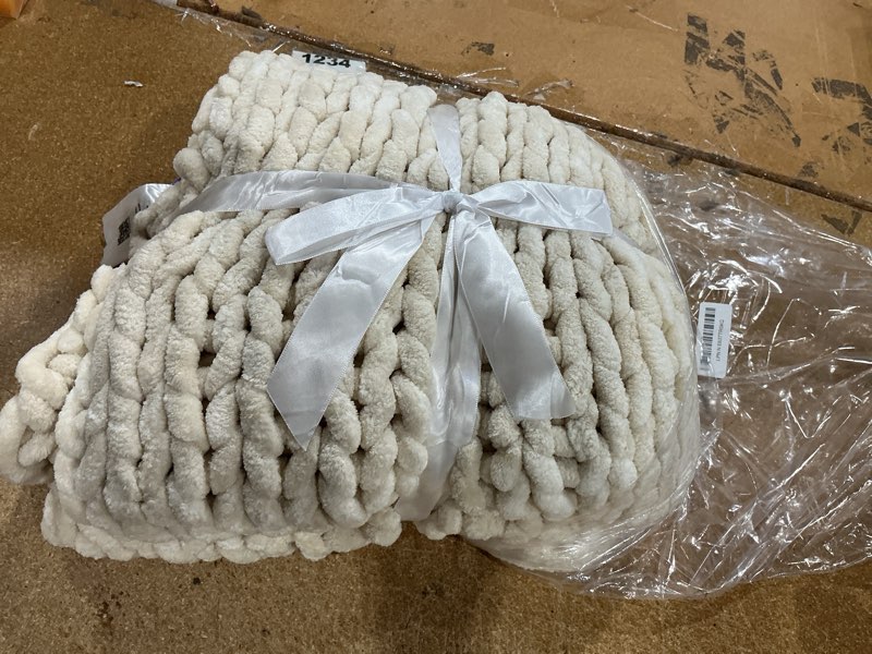 Condition photo showing New/Like New for maetoow chenille chunky knit blanket throw ?40×50 inch?, handmade warm & cozy blanket couch, bed, home decor, soft breathable fleece banket, christmas thick and giant yarn throws, cream cream 40''x50''