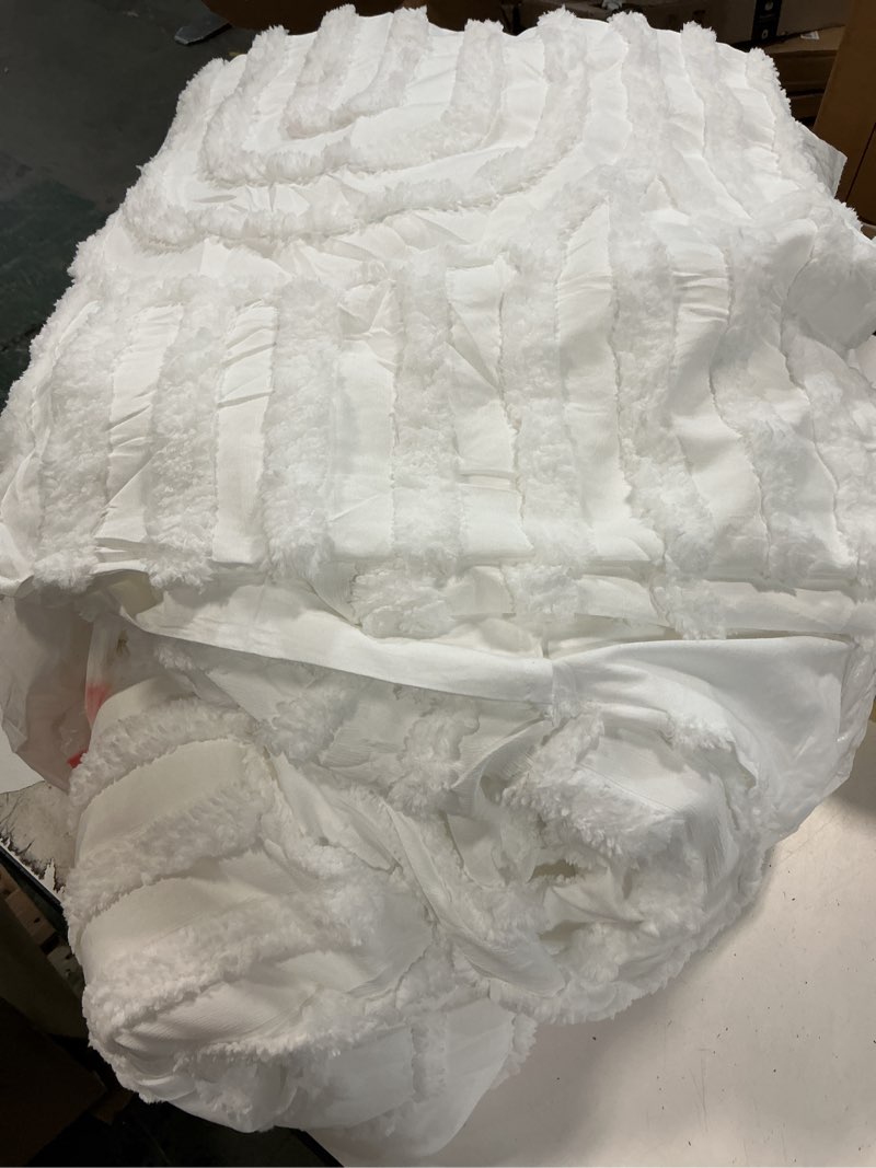 Condition photo showing Good Condition for Bedsure Boho Tufted King Comforter Set - White Boho Bedding Comforter Sets, 3 Pieces Farmhouse Shabby Chic Embroidery Bed Set, Soft Fluffy Cozy Arch Pattern Comforter for All Seasons King 02 - White - Arch Jacquard