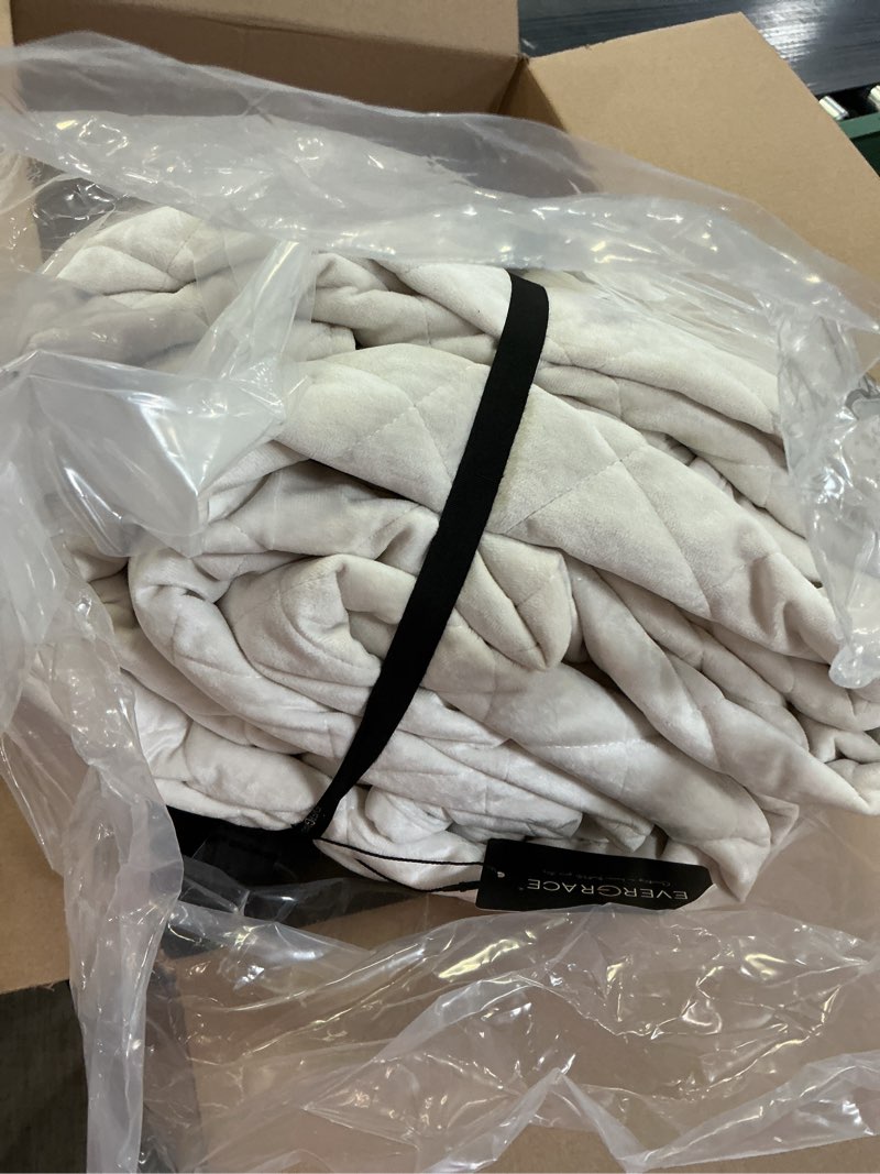Condition photo showing Good Condition for EVERGRACE Luxury Velvet Quilt Set Queen Size, Diamond Quilted Lightweight Velvet Comforter for All Season, Ultra Soft Oversized Bedspread Coverlet Bedding Set with 2 Pillow Shams, Ivory White FULL/QUEEN (92" x 96") Classic Diamond Ivory White