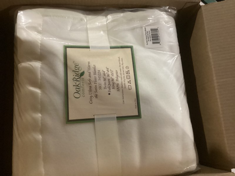 Condition photo showing New/Like New for satin fleece blanket by oakridgetm