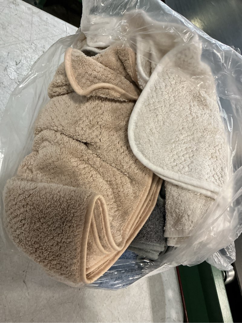 Condition photo showing Good Condition for ecolook 4 pack microfiber bath towels, 31 x 63 inches extra large bath towel set, super soft highly absorbent bath towels set of 4, quick dry lightweight bathroom towels for spa, pool, gym, multicolor beige+camel+navy+dark gray 4 pack bath towel