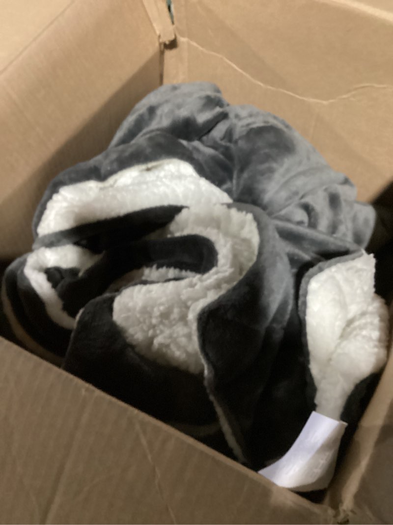 Condition photo showing Good Condition for Similar to Cozy Bliss Faux Fur Throw Blanket for Couch, Fuzzy Soft Plush Thick Bubble Blanket for Sofa Bedroom Living Room, 60 * 80 Inches Tie-dye Taupe Tie-dye Taupe Twin(60\" x 80\")