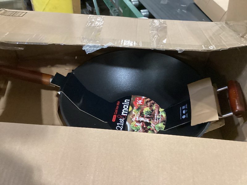 Condition photo showing Good Condition for 21st & Main Light weight Cast Iron Wok, Stir Fry Pan, Wooden Handle, 14 Inch, chef’s pan, pre-seasoned nonstick, commercial and household, for Chinese Japanese and others Cooking
