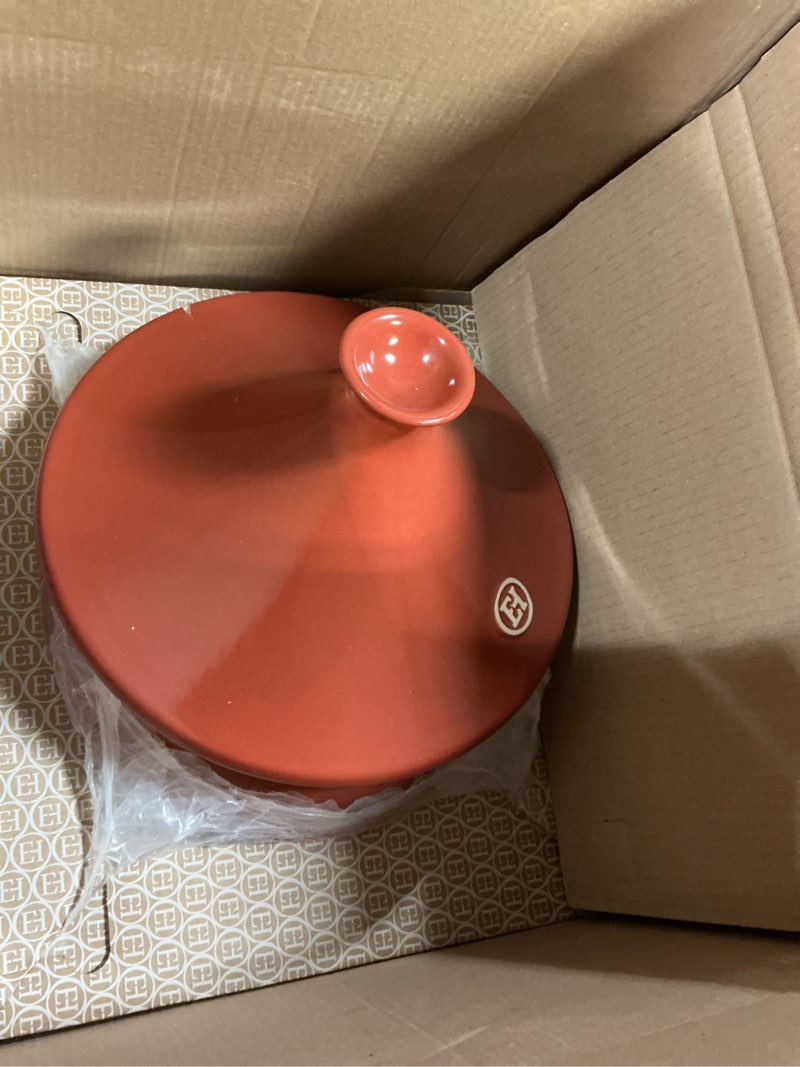 Condition photo showing Good Condition for Emile Henry Made In France Flame Tagine, 2.1 quart, Burgundy