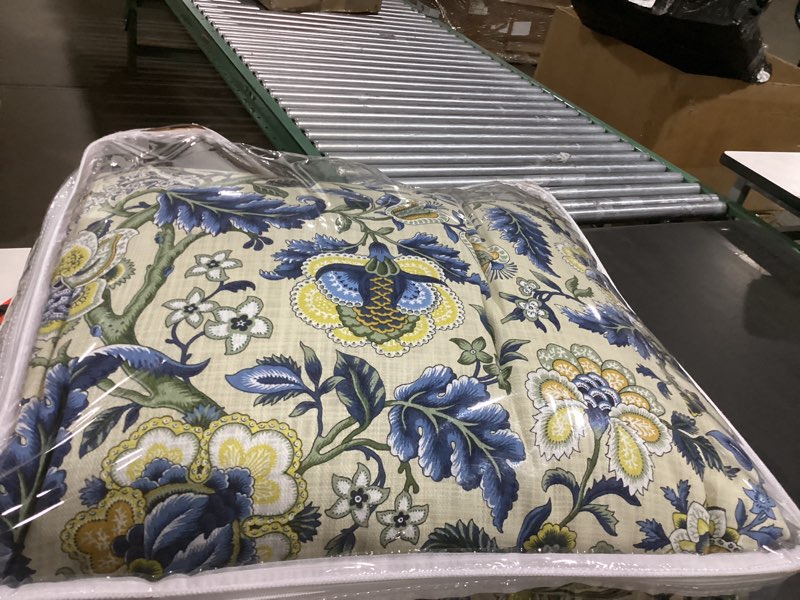 Condition photo showing Good Condition for waverly imperial dress jacobean floral soft all season reversible 4-piece quilt bedspread set, full/queen, porcelain comforter set imperial dress, porcelain full/queen