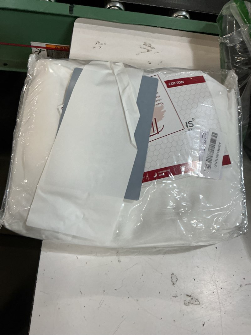 Condition photo showing New/Like New for ebeddy linens premium duvet cover set king/cal-king size 104x90 inch pure egyptian cotton soft 3 pieces (1 duvet cover & 2 pillow shams) zipper closure & corner ties, white solid