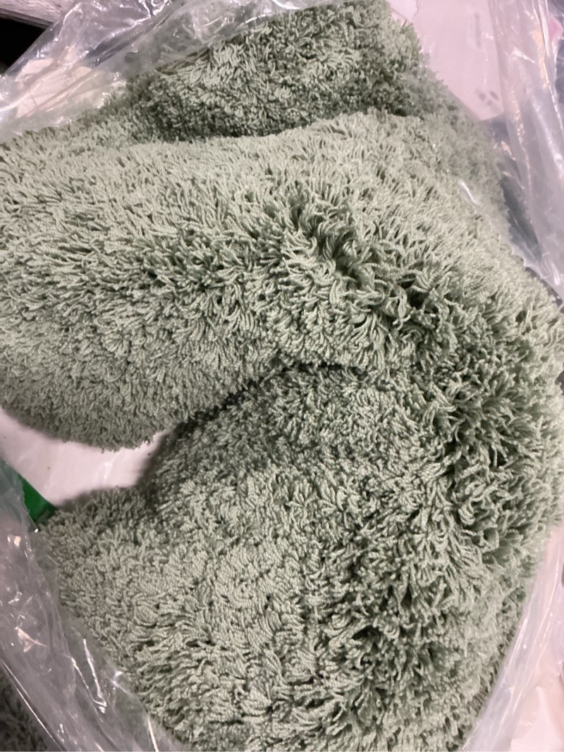 Condition photo showing Good Condition for yimobra fluffy plush bath rug, super shaggy soft comfortable non slip, water absorbent microfiber bath mat, dries quickly, machine washable thick bathroom rugs for shower, 44" x 24", pure light green