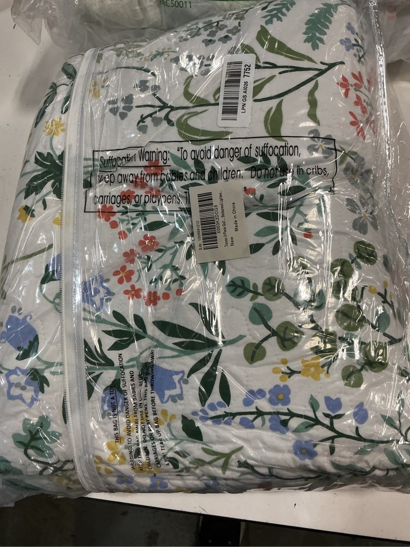 Condition photo showing Good Condition for travan 3-piece quilt set quilted bedspread lightweight coverlet set garden style floral printed oversized quilted bedding set with shams for all season, exquisite, queen size | quilted bedspread qs-exquisite queen