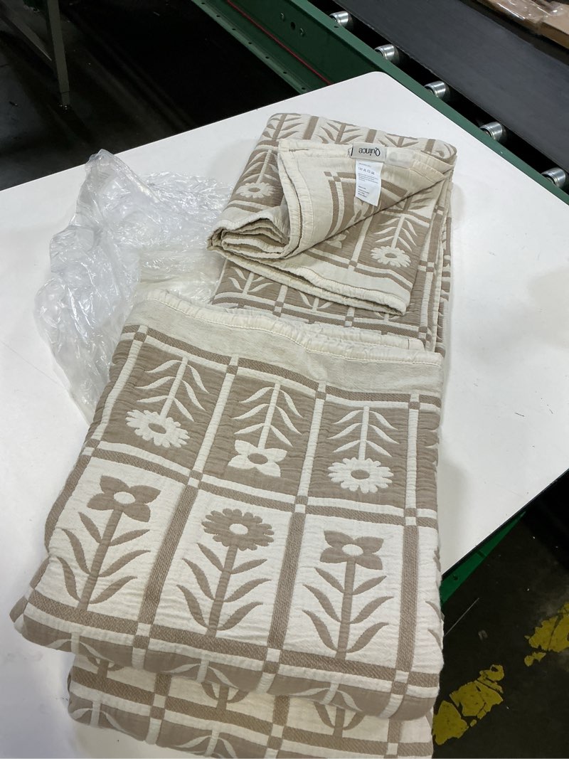 Condition photo showing Good Condition for organic cotton jacquard floral coverlet color toffee - full/queen coverlet