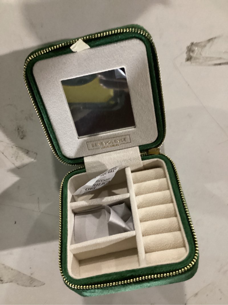 Condition photo showing New/Like New for Benevolence LA Plush Velvet Jewelry Box | Travel Jewelry Case Organizer with Mirror | Featured in Oprah's Favorite Things | Best Gifts For Daughter, Girlfriend, Mom | Gifts For Her - Emerald