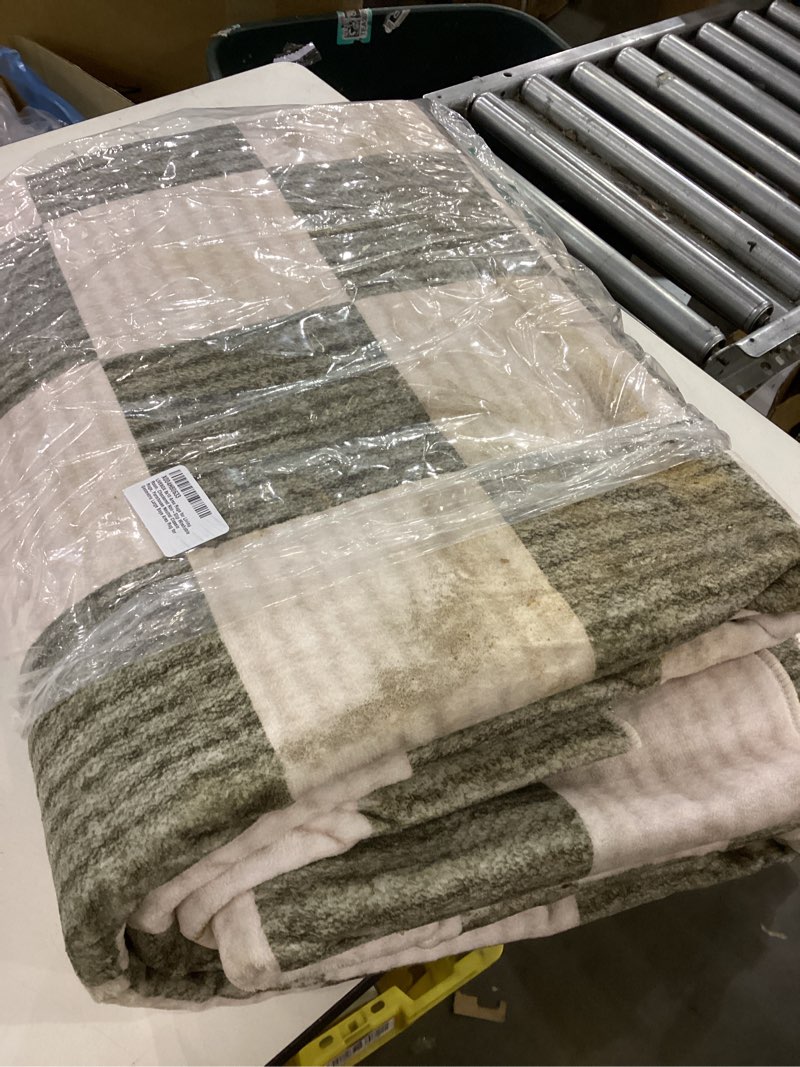 Condition photo showing Good Condition for LIVEBOX 8x10 Area Rugs for Living Room, Checkered Non-Slip Washable Rugs, Farmhouse Neutral Classic Geometric Large Boys Area Rug for Bedroom, Carpet for Living Dining Room Office(Sage Green,8'x10') 8' x 10' (Rectangular) Sage Green/Checkerboard