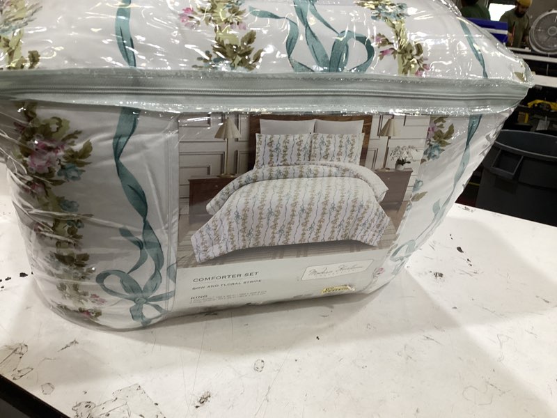 Condition photo showing Good Condition for modern heirloom 3pc king bow and floral comforter bedding set